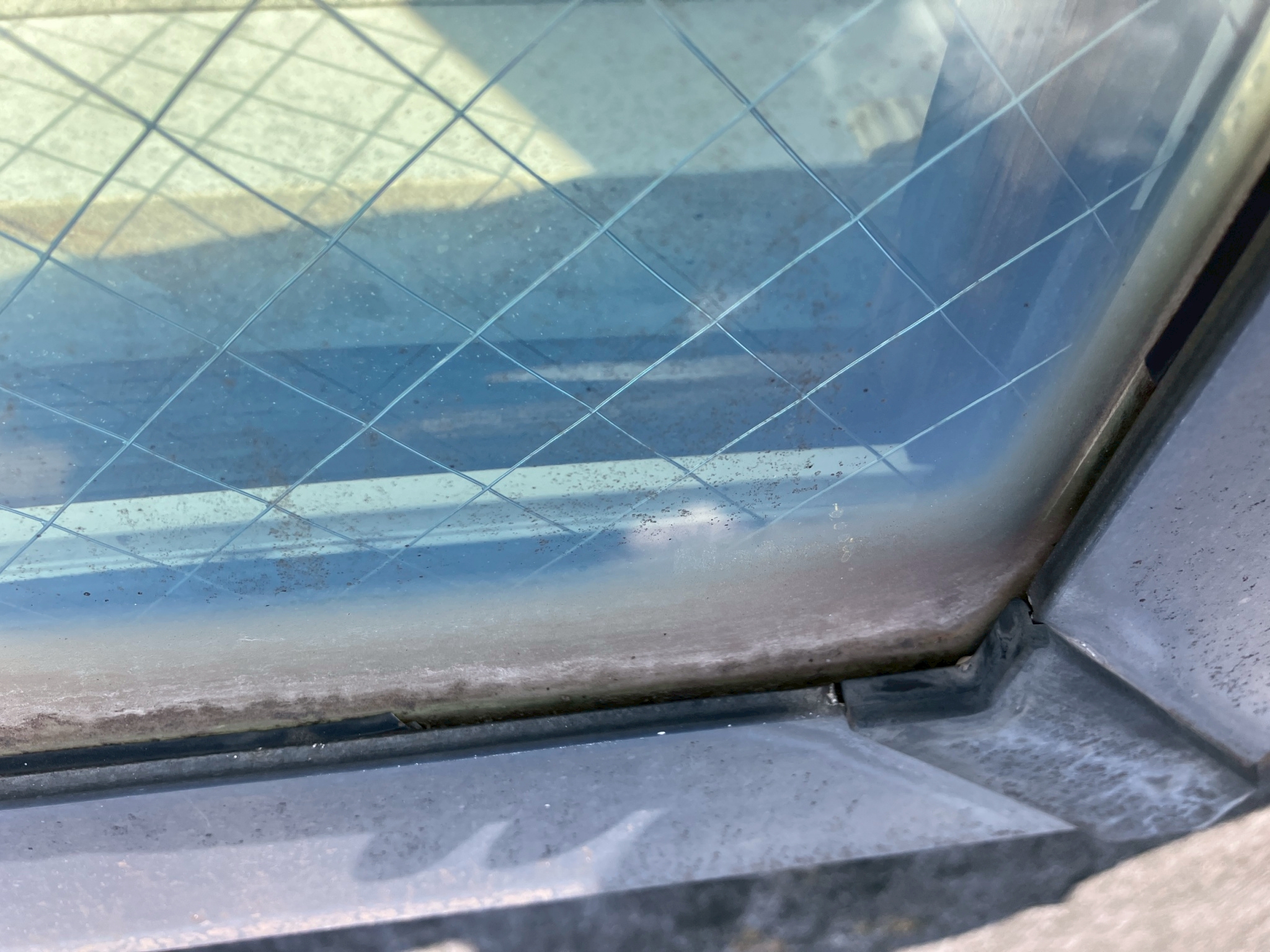 ガラス周りのシーリング切れ